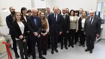 uczestnicy otwarcia Laboratorium: Prorektor, Dziekani, przedstawiciele firmy Jeol i zespół Laboratorium