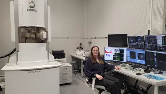 Amelia Zięba przy mikroskopie transmisyjnym