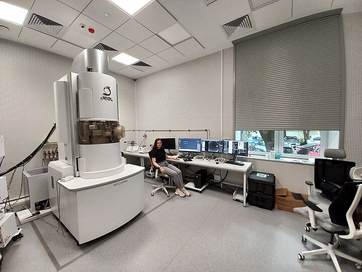 widok laboratorium z transmisyjnym mikroskopem elektronowym Jeol na pierwszym planie